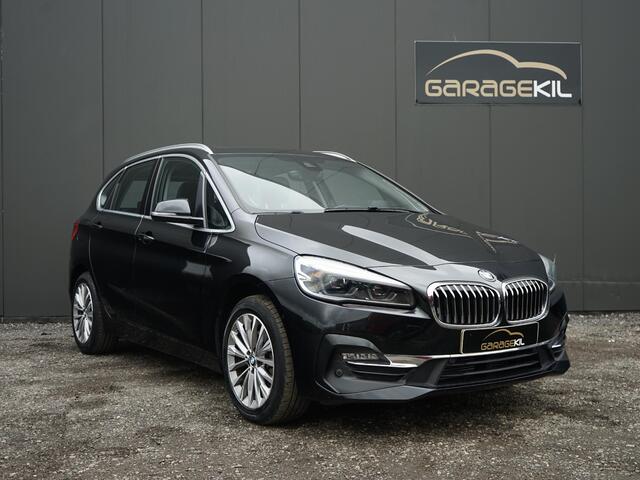 BMW 2-SERIE Active Tourer 218i High Executive Orig. NL / NAP / Camera / Leder / Head-Up / LED / Pano dak / Hifi / Elek. achterklep / Navi Prof / Stoel. verw.
