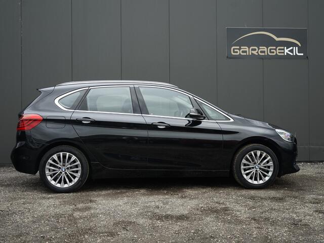 BMW 2-SERIE Active Tourer 218i High Executive Orig. NL / NAP / Camera / Leder / Head-Up / LED / Pano dak / Hifi / Elek. achterklep / Navi Prof / Stoel. verw.