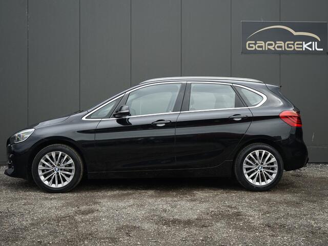 BMW 2-SERIE Active Tourer 218i High Executive Orig. NL / NAP / Camera / Leder / Head-Up / LED / Pano dak / Hifi / Elek. achterklep / Navi Prof / Stoel. verw.