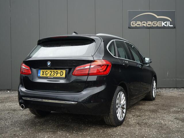 BMW 2-SERIE Active Tourer 218i High Executive Orig. NL / NAP / Camera / Leder / Head-Up / LED / Pano dak / Hifi / Elek. achterklep / Navi Prof / Stoel. verw.