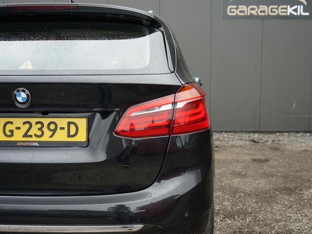 BMW 2-SERIE Active Tourer 218i High Executive Orig. NL / NAP / Camera / Leder / Head-Up / LED / Pano dak / Hifi / Elek. achterklep / Navi Prof / Stoel. verw.