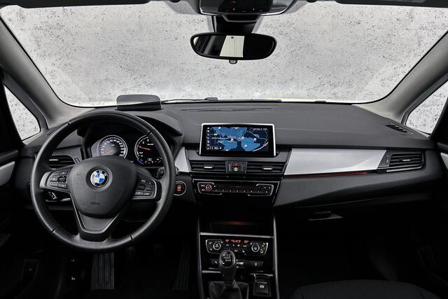 BMW 2-SERIE Active Tourer 218i High Executive | Trekhaak | LED koplampen | Stoelverwarming | Navigatie