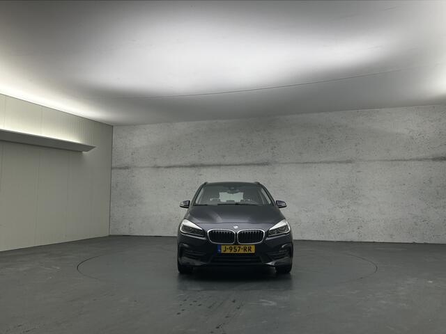 BMW 2-SERIE Active Tourer 218i High Executive | Trekhaak | LED koplampen | Stoelverwarming | Navigatie
