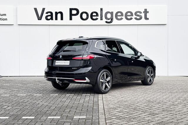 BMW 2-SERIE Active Tourer 220i | Luxury Line | Trekhaak | Travel Pakket
