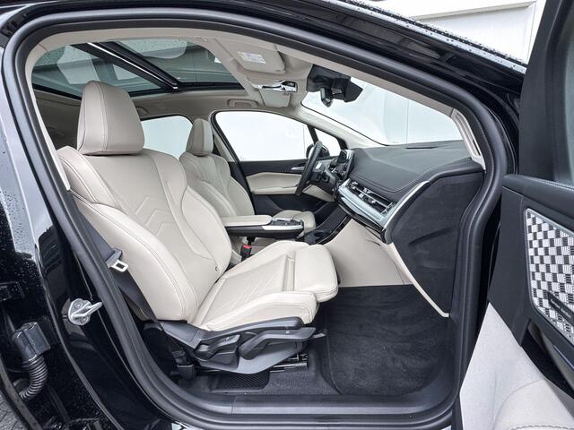 BMW 2-SERIE Active Tourer 220i | Luxury Line | Trekhaak | Travel Pakket