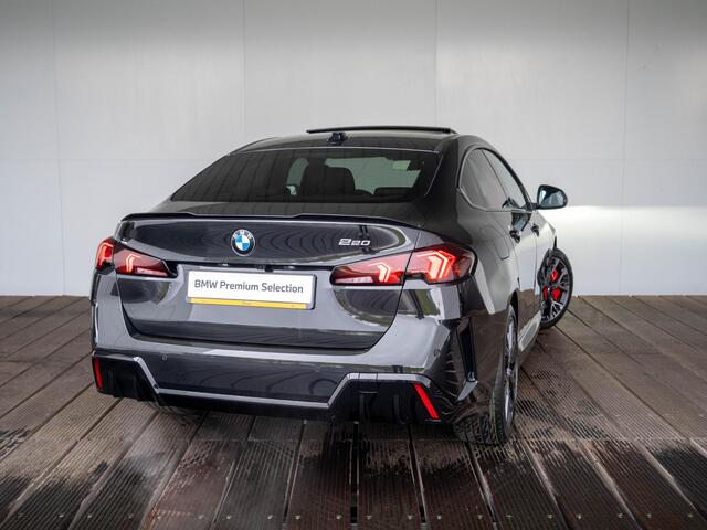 BMW 2-SERIE Gran Coupé 220 | M Sportpakket Pro | 18 inch | Stuurwielverwarming | Glazen panoramadak | Achteruitrijcamera | Driving Assistant Plus | Harman Kardon