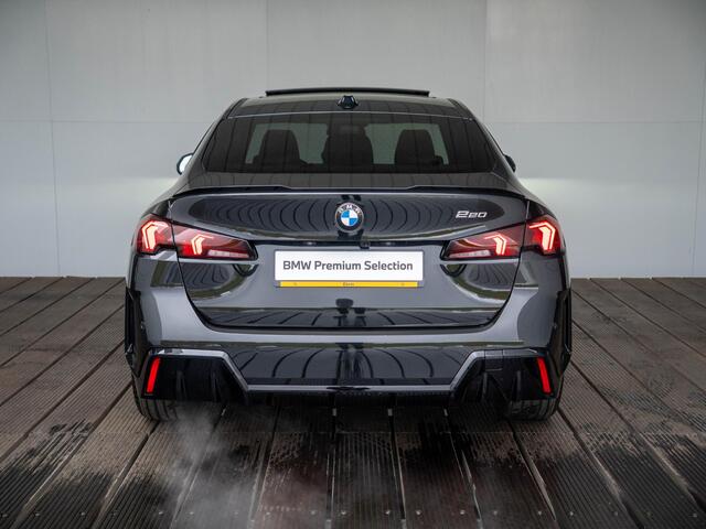 BMW 2-SERIE Gran Coupé 220 | M Sportpakket Pro | 18 inch | Stuurwielverwarming | Glazen panoramadak | Achteruitrijcamera | Driving Assistant Plus | Harman Kardon