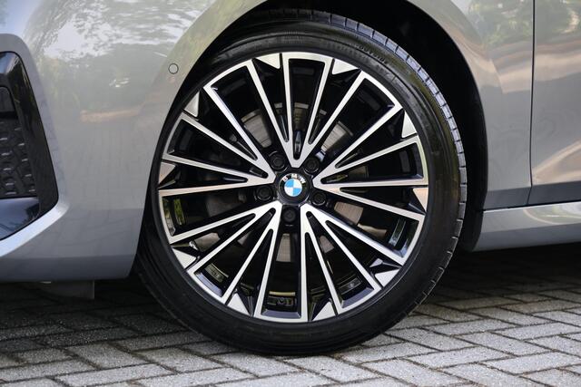 BMW 2-SERIE Active Tourer 218i M-Pakket | Pano | HUD | Harman Kardon | Adap Cruise | LED | Elektr. Stoel Mem | DAB | Keyless | Camera | Etc.
