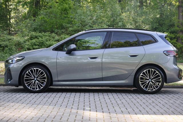 BMW 2-SERIE Active Tourer 218i M-Pakket | Pano | HUD | Harman Kardon | Adap Cruise | LED | Elektr. Stoel Mem | DAB | Keyless | Camera | Etc.