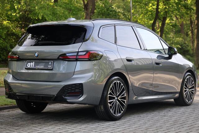 BMW 2-SERIE Active Tourer 218i M-Pakket | Pano | HUD | Harman Kardon | Adap Cruise | LED | Elektr. Stoel Mem | DAB | Keyless | Camera | Etc.