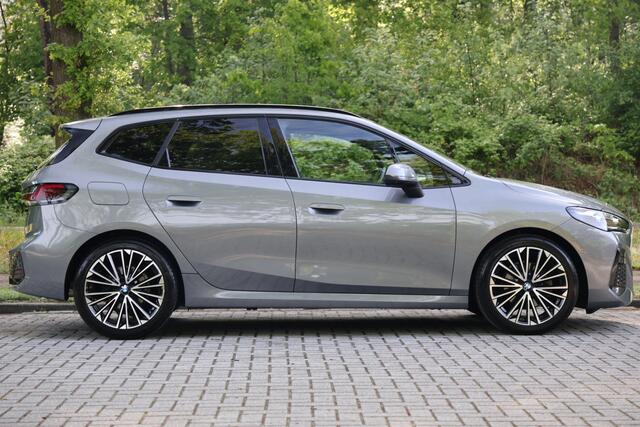 BMW 2-SERIE Active Tourer 218i M-Pakket | Pano | HUD | Harman Kardon | Adap Cruise | LED | Elektr. Stoel Mem | DAB | Keyless | Camera | Etc.