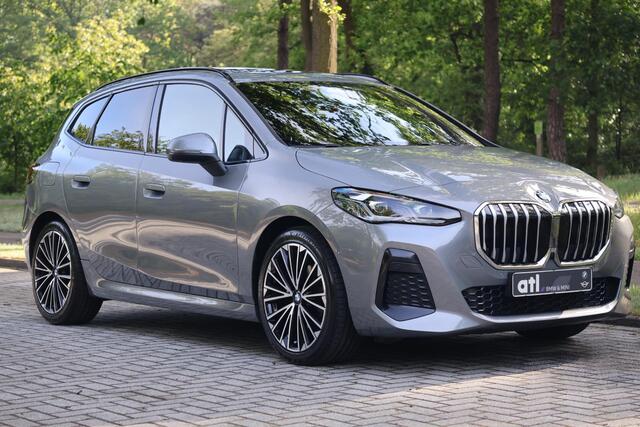 BMW 2-SERIE Active Tourer 218i M-Pakket | Pano | HUD | Harman Kardon | Adap Cruise | LED | Elektr. Stoel Mem | DAB | Keyless | Camera | Etc.