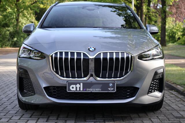 BMW 2-SERIE Active Tourer 218i M-Pakket | Pano | HUD | Harman Kardon | Adap Cruise | LED | Elektr. Stoel Mem | DAB | Keyless | Camera | Etc.
