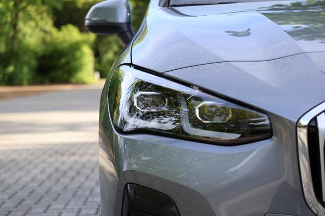 BMW 2-SERIE Active Tourer 218i M-Pakket | Pano | HUD | Harman Kardon | Adap Cruise | LED | Elektr. Stoel Mem | DAB | Keyless | Camera | Etc.