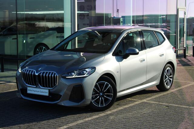 BMW 2-SERIE Active Tourer 220i M Sport Automaat / Trekhaak / Achteruitrijcamera / Adaptieve LED / Comfort Access / M Adaptief onderstel / Parking Assistant / Stoelverwarming