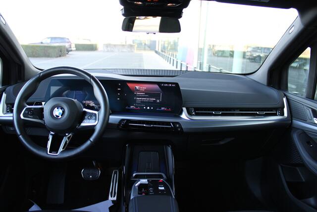 BMW 2-SERIE Active Tourer 220i M Sport Automaat / Trekhaak / Achteruitrijcamera / Adaptieve LED / Comfort Access / M Adaptief onderstel / Parking Assistant / Stoelverwarming