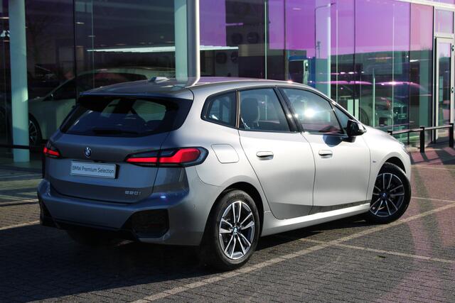 BMW 2-SERIE Active Tourer 220i M Sport Automaat / Trekhaak / Achteruitrijcamera / Adaptieve LED / Comfort Access / M Adaptief onderstel / Parking Assistant / Stoelverwarming