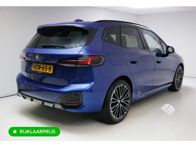 BMW 2-SERIE Active Tourer 218i M-Sport automaat | 19 inch Individual Panoramadak | Harman Kardon | HUD Adaptive cruise, 360 Camera, PDC V+A, El.verstelbare stoel met geheugen, Elektrische achterklep, Keyless
