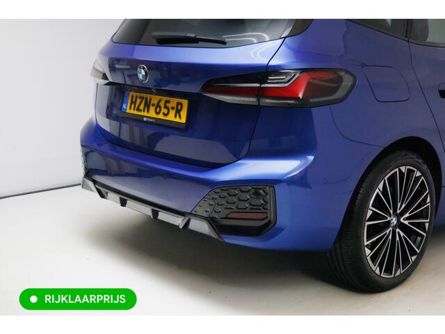 BMW 2-SERIE Active Tourer 218i M-Sport automaat | 19 inch Individual Panoramadak | Harman Kardon | HUD Adaptive cruise, 360 Camera, PDC V+A, El.verstelbare stoel met geheugen, Elektrische achterklep, Keyless