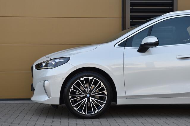 BMW 2-SERIE Active Tourer 220i * Panoramadak * Sportstoel * Stoelmemory * Trekhaak *