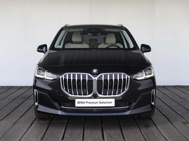 BMW 2-SERIE Active Tourer 218i | Luxury Line | Premium Pack | Comfort Pack | 17 inch | Comfort Access | Achteruitrijcamera | Sportstoelen | Trekhaak