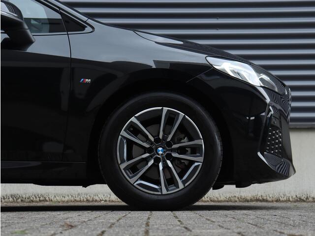 BMW 2-SERIE Active Tourer 218i | M Sportpakket | Trekhaak | Climate Control | Adaptief M Onderstel | Camera | Sportstoelen | LED | 17'' LMV | Lentevoordeel