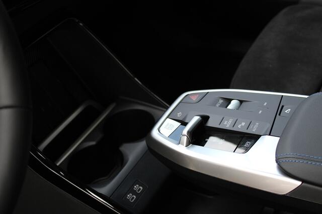 BMW 2-SERIE Active Tourer 225e xDrive M Sport Automaat / Panoramadak / Trekhaak / Sportstoelen / Adaptieve LED / M Adaptief onderstel / Head-Up / Parking Assistant Plus
