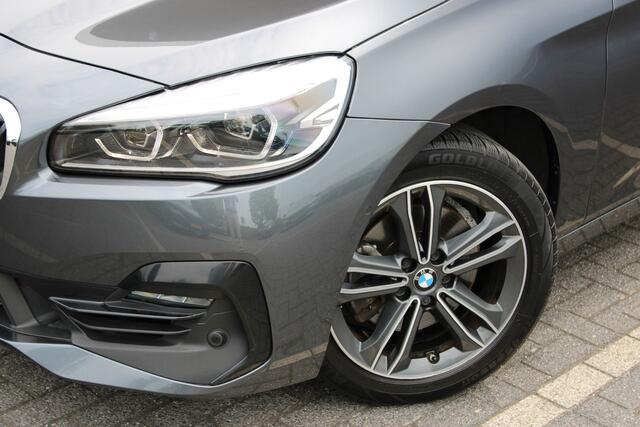 BMW 2-SERIE Active Tourer 220i Sport Line Automaat / Panoramadak / Sportstoelen / Achteruitrijcamera / LED / Stoelverwarming / Getint glas / Active Cruise Control