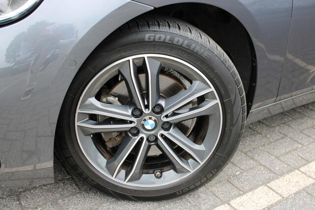 BMW 2-SERIE Active Tourer 220i Sport Line Automaat / Panoramadak / Sportstoelen / Achteruitrijcamera / LED / Stoelverwarming / Getint glas / Active Cruise Control