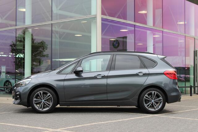 BMW 2-SERIE Active Tourer 220i Sport Line Automaat / Panoramadak / Sportstoelen / Achteruitrijcamera / LED / Stoelverwarming / Getint glas / Active Cruise Control