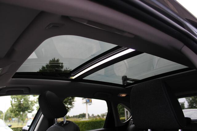 BMW 2-SERIE Active Tourer 220i Sport Line Automaat / Panoramadak / Sportstoelen / Achteruitrijcamera / LED / Stoelverwarming / Getint glas / Active Cruise Control