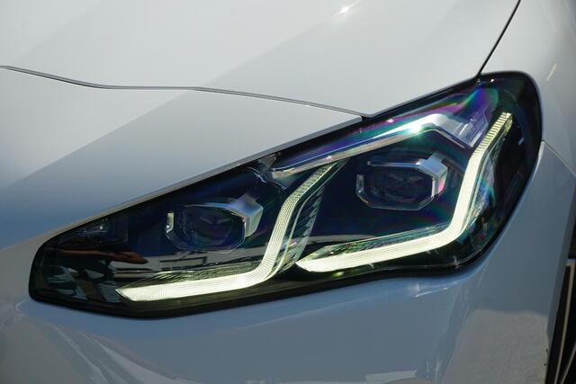 BMW 2-SERIE Active Tourer 220i | M Sportpakket | Panoramadak | Trekhaak | Harman Kardon | Driving Assistant