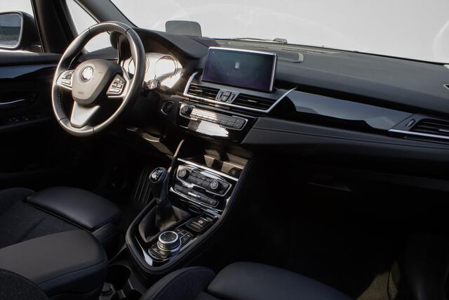 BMW 2-SERIE GRAN TOURER 216i 7p. Business Edition Trekhaak/ Head up/ Sportstoelen/ Half leer/ Pdc/ Cruise control/ Full led/ Elektr. achterklep