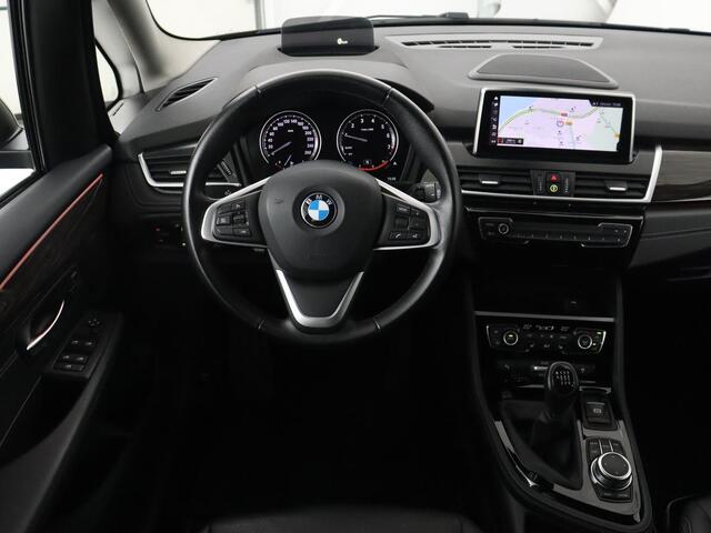 BMW 2-SERIE GRAN TOURER 216i Luxury Line 7-persoons | Trekhaak | Stoelverwarming | Leder | Head-Up | Camera | Navigatie | Full LED | Park Assist | Sfeerverlichting | Climate control | Getint glas