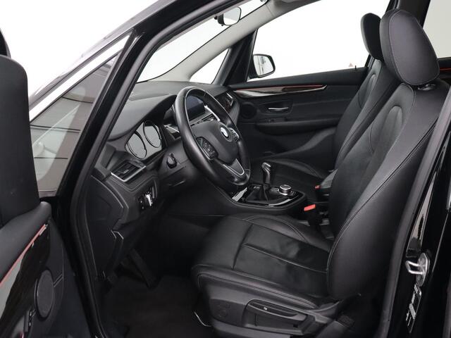 BMW 2-SERIE GRAN TOURER 216i Luxury Line 7-persoons | Trekhaak | Stoelverwarming | Leder | Head-Up | Camera | Navigatie | Full LED | Park Assist | Sfeerverlichting | Climate control | Getint glas