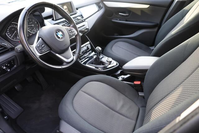 BMW 2-SERIE GRAN TOURER 216i Centennial Executive 7p. DEALEROND. TREKHAAK NAVI CRUISE PDC CLIMA LMV NAP ELEK.ACHTERKLEP ENZ!