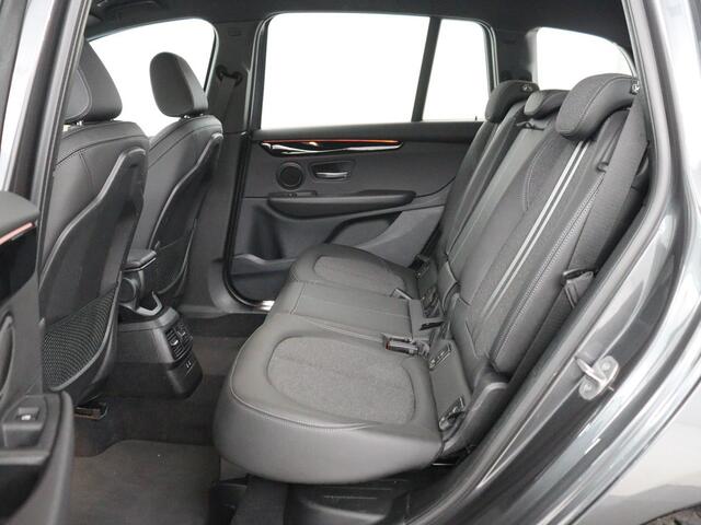 BMW 2-SERIE GRAN TOURER 218i 7 Persoons Executive | Sport Line | 1e eigenaar | Stoelverwarming | Head-Up | Trekhaak | Sportstoelen | Half leder | Navigatie | Climate control | Parkeerhulp | Cruise control
