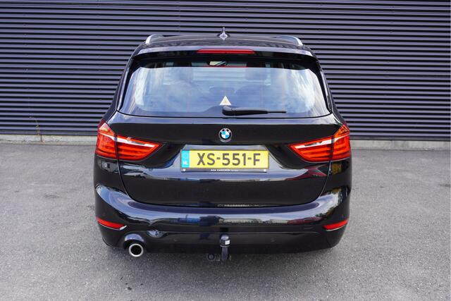 BMW 2-SERIE GRAN TOURER 218i Automaat 7zits Trekhaak LED Navigatie Parkeersensoren Cruise control Climate control