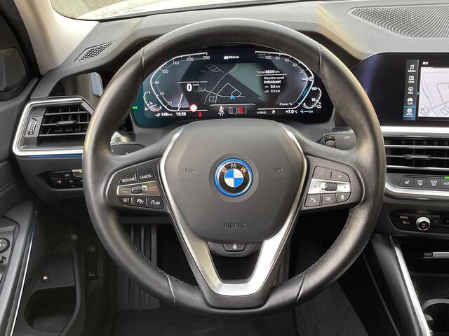 BMW 3-SERIE 330e Sport Line 17"/Adaptieve cruise/Stuur + stoelverwarming/PDC v+a/Sportstoelen + memory + elektrisch/HiFi/Apple Carplay & Android Auto