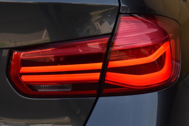 BMW 3-SERIE Touring 320i High Executive * M Sportpakket * Leder * LED * Stoelverwarming * Navigatie Professional *