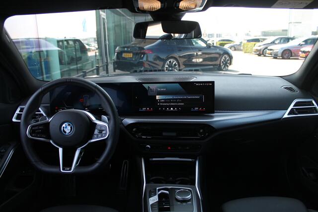 BMW 3-SERIE Touring 330e M Sport Automaat / Sportstoelen / Achteruitrijcamera / Stoelverwarming / Adaptieve LED / Parking Assistant / PDC / Cruise Control / Live Cockpit Plus