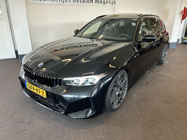 BMW 3-SERIE Touring 318i M Sport | Panoramadak | Fabrieksgarantie | 20''INCH | Verlaagd | Lederen bekleding | Afneembare trekhaak | Cruise control | Climate control | Lane assist | Apple carplay | Full LED