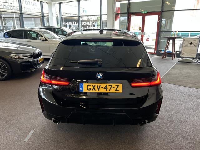 BMW 3-SERIE Touring 318i M Sport | Panoramadak | Fabrieksgarantie | 20''INCH | Verlaagd | Lederen bekleding | Afneembare trekhaak | Cruise control | Climate control | Lane assist | Apple carplay | Full LED