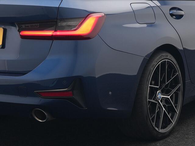 BMW 3-SERIE Touring 330e Plug in Hybrid 293pk Dealer O.H | PHEV | Trekhaak Afneembaar | Panodak | Camera | 19" L.M | Apple Carplay | LED | Leder | DAB |
