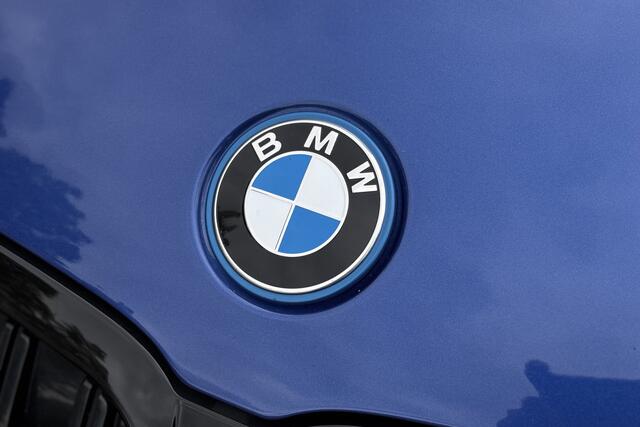 BMW 3-SERIE Touring 330e M-sport LCI Facelift | Adaptive Cruise | Laser | Camera | 19' Inch individual