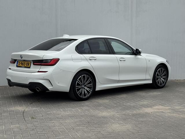 BMW 3-SERIE 318i High Executive / Apple Carplay/Android Auto / Achteruitrijcamera / Stoelverwarming / Cruise control