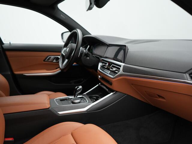 BMW 3-SERIE Touring 330e M Sport Plug in Hybrid 293pk Dealer O.H PHEV | Trekhaak Af Fabriek | Laser LED | Head Up | Adaptive Cruise | Apple Carplay | Keyless | Lederen Sportstoelen Verwarmd | Camera | Virtual | Navigatie | DAB | 19"L.M |