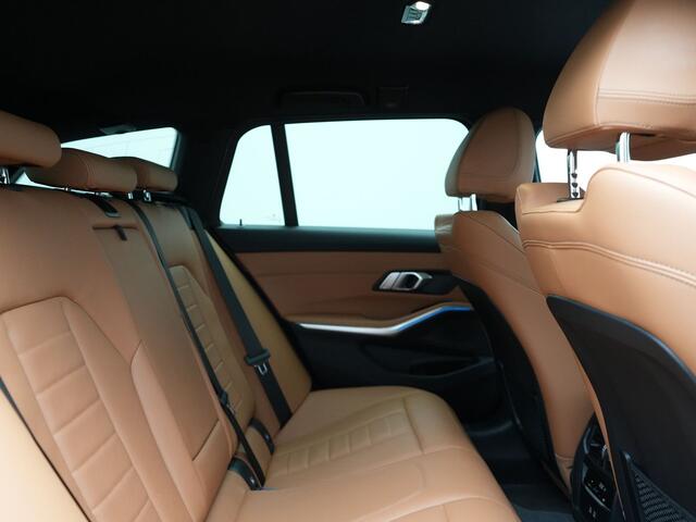 BMW 3-SERIE Touring 330e M Sport Plug in Hybrid 293pk Dealer O.H PHEV | Trekhaak Af Fabriek | Laser LED | Head Up | Adaptive Cruise | Apple Carplay | Keyless | Lederen Sportstoelen Verwarmd | Camera | Virtual | Navigatie | DAB | 19"L.M |