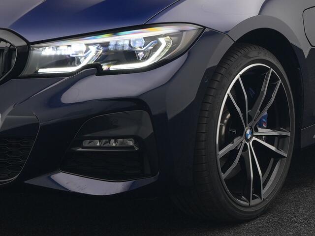 BMW 3-SERIE Touring 330e M Sport Plug in Hybrid 293pk Dealer O.H PHEV | Trekhaak Af Fabriek | Laser LED | Head Up | Adaptive Cruise | Apple Carplay | Keyless | Lederen Sportstoelen Verwarmd | Camera | Virtual | Navigatie | DAB | 19"L.M |