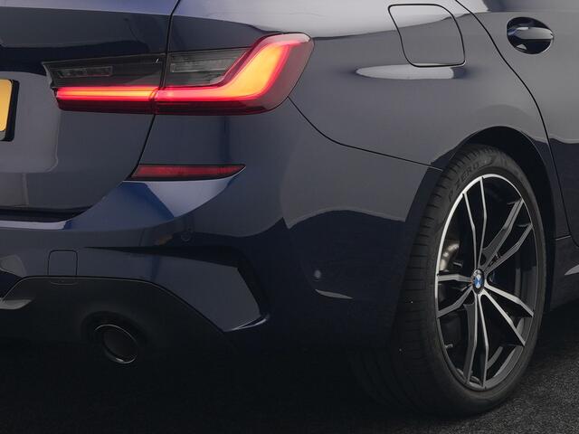BMW 3-SERIE Touring 330e M Sport Plug in Hybrid 293pk Dealer O.H PHEV | Trekhaak Af Fabriek | Laser LED | Head Up | Adaptive Cruise | Apple Carplay | Keyless | Lederen Sportstoelen Verwarmd | Camera | Virtual | Navigatie | DAB | 19"L.M |